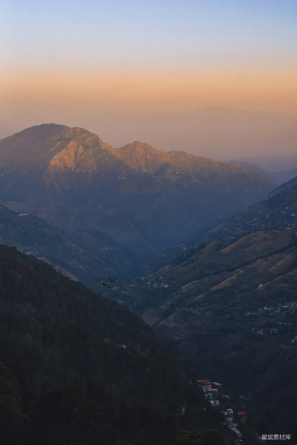高清摄影  夕阳下的一片山脉景象