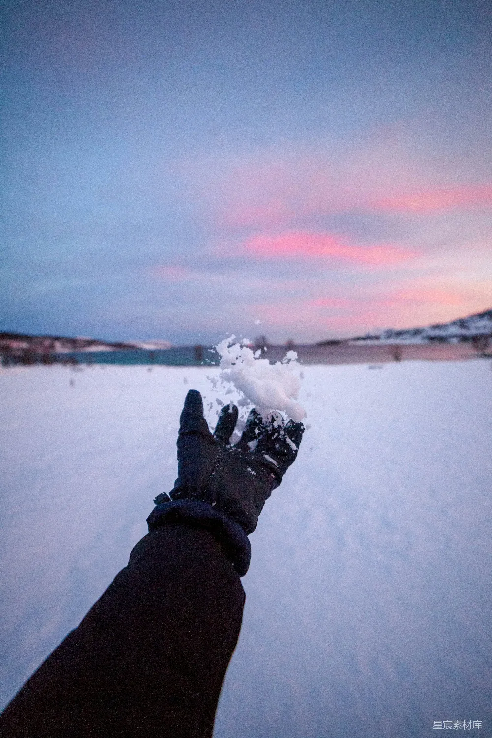 高清摄影  穿着黑色裤子和黑色靴子的人站在被雪覆盖的地面上，处于白天。