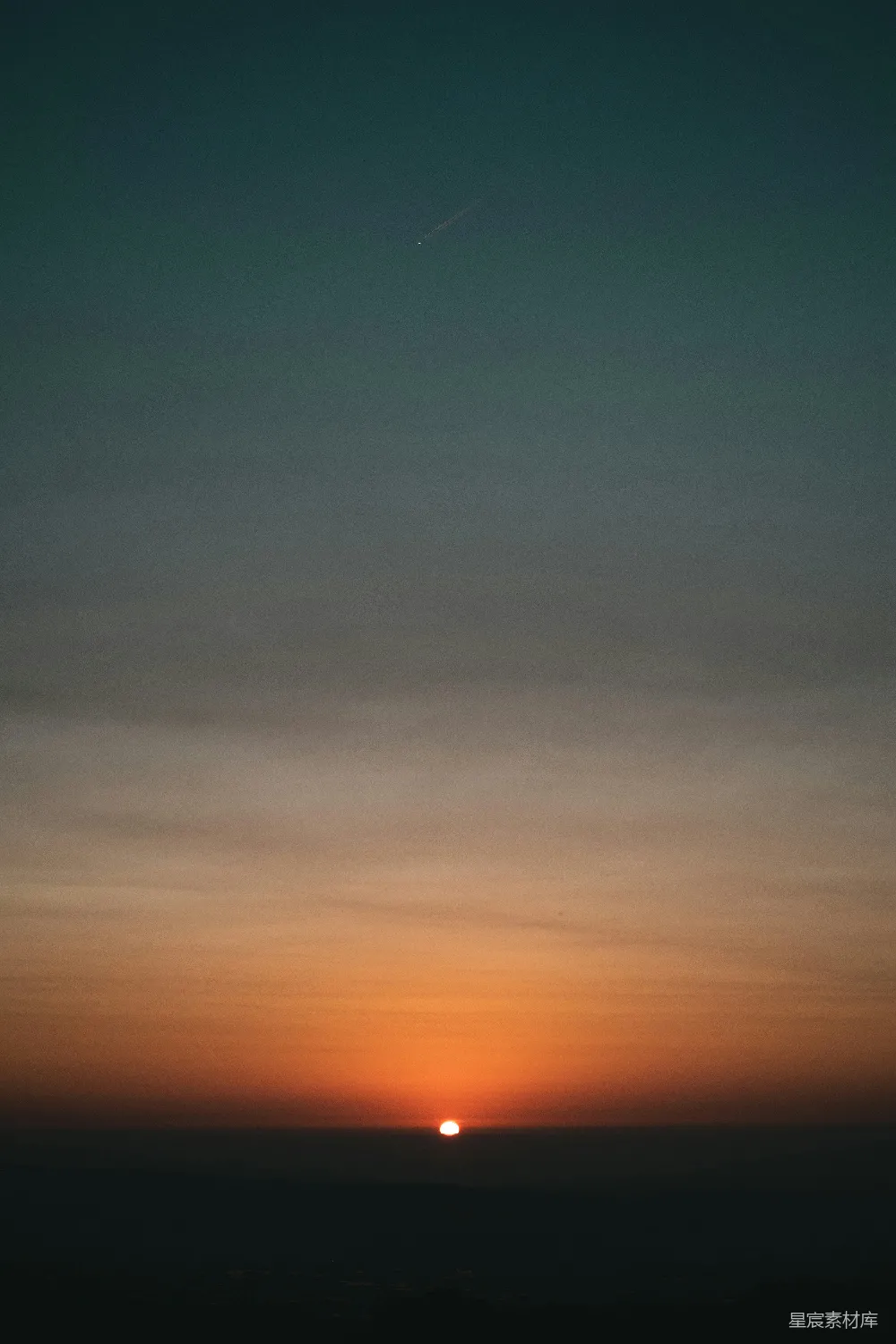 高清摄影 壁纸 自然 夕阳正在城市地平线上落下。
