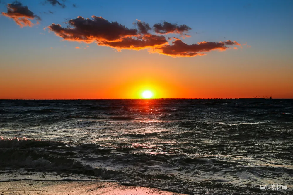 高清摄影 旅行 自然 壁纸 夕阳映照在海洋之上，远处有一艘船。