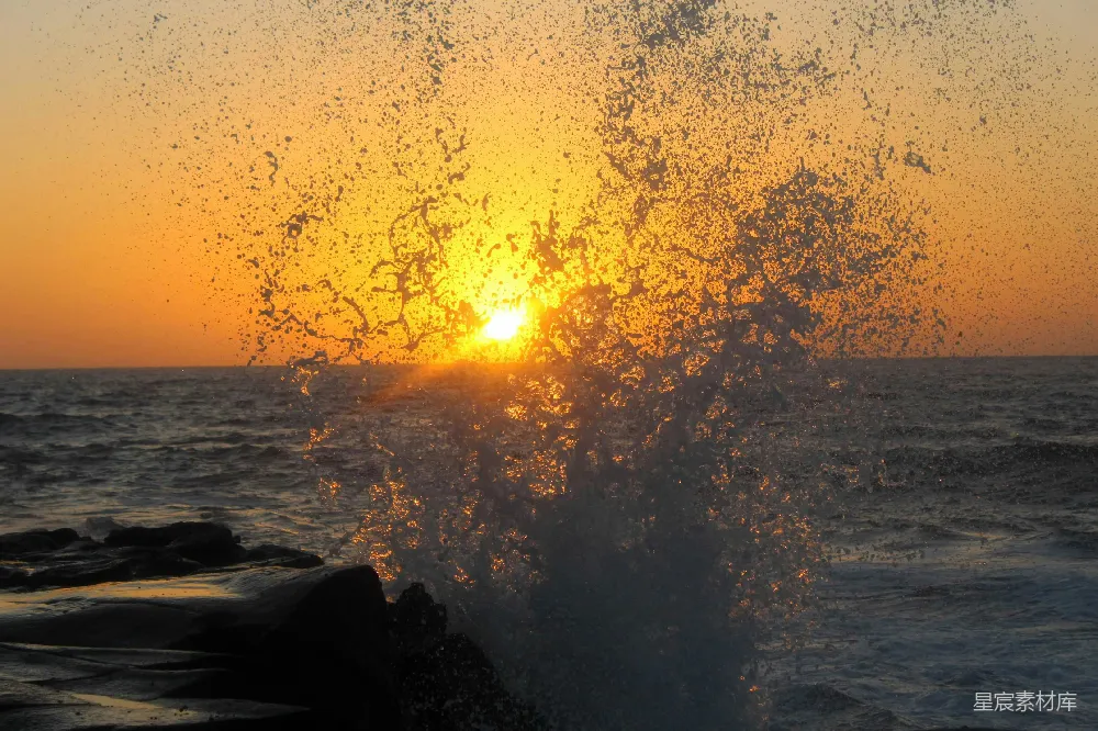 高清摄影  夕阳映照在水面上的景色