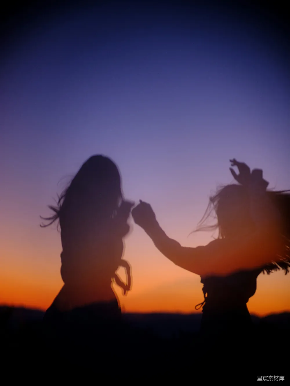 高清摄影  夕阳下女子的剪影