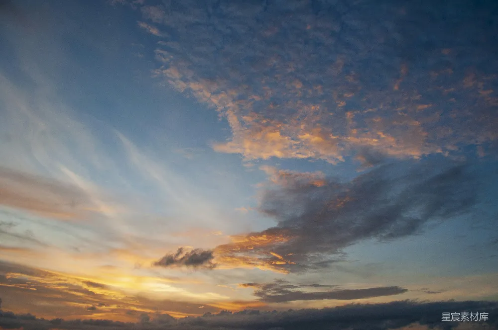 高清摄影  夕阳正缓缓落下，海面上云雾缭绕。