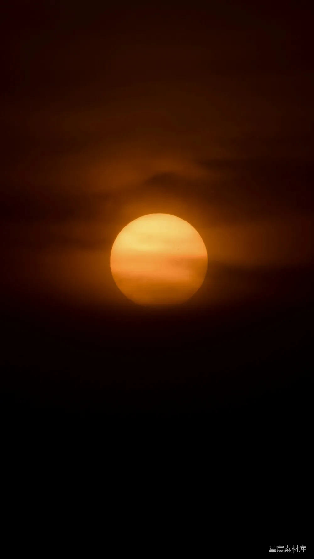高清摄影  夕阳在黑暗的天空中落下