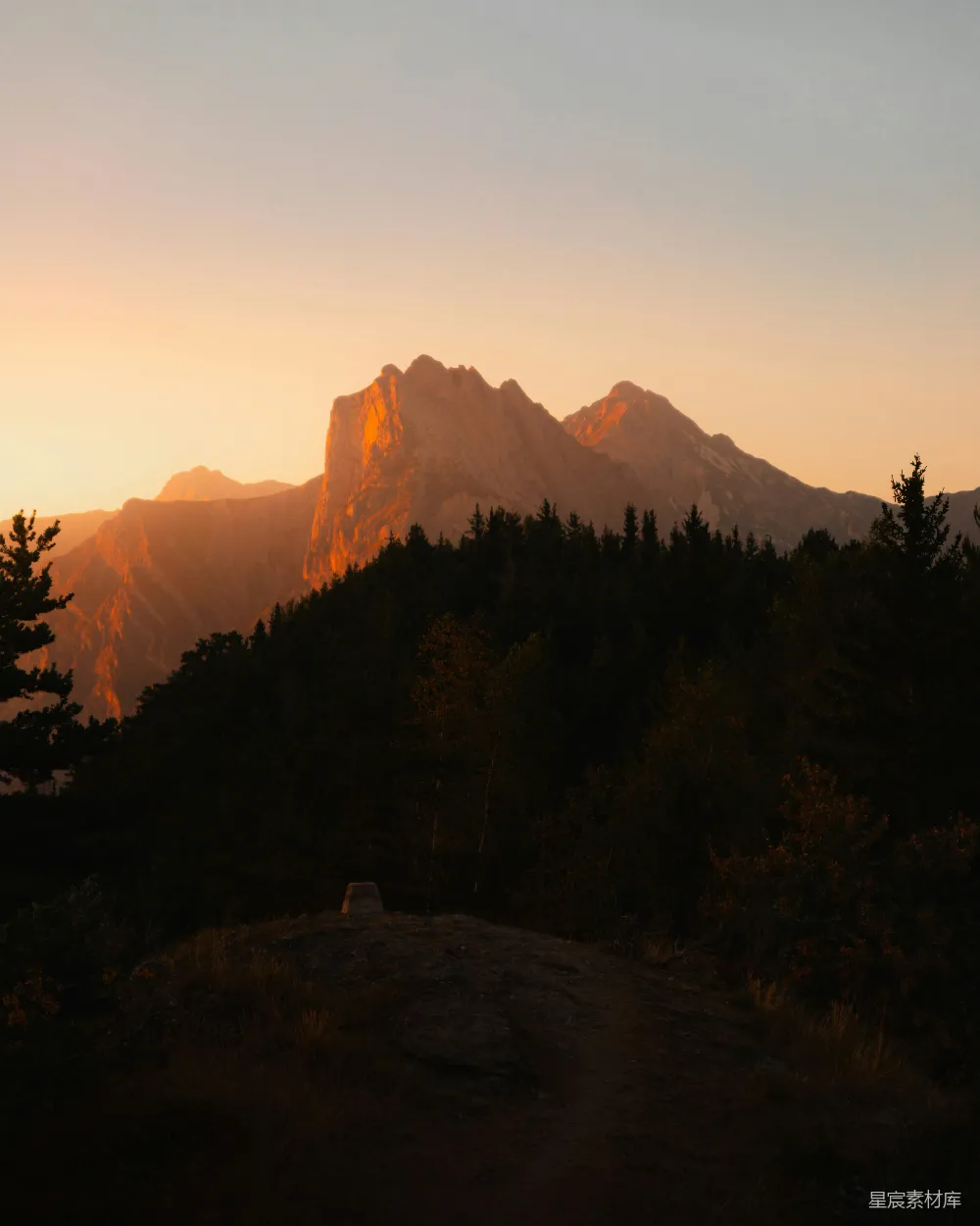 高清摄影  夕阳下的山脉景观