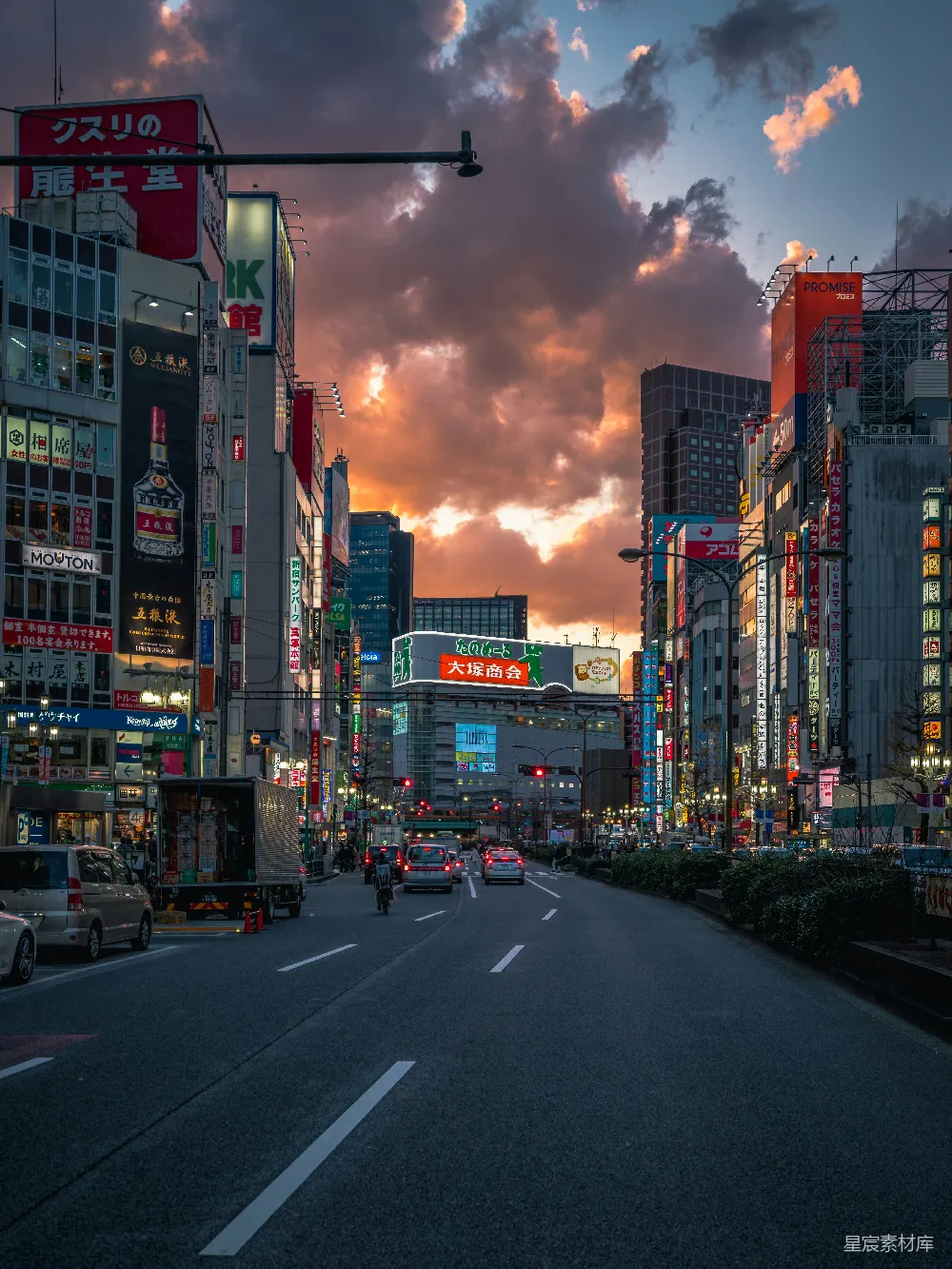 高清摄影  白天，高大的建筑物之间道路上的汽车