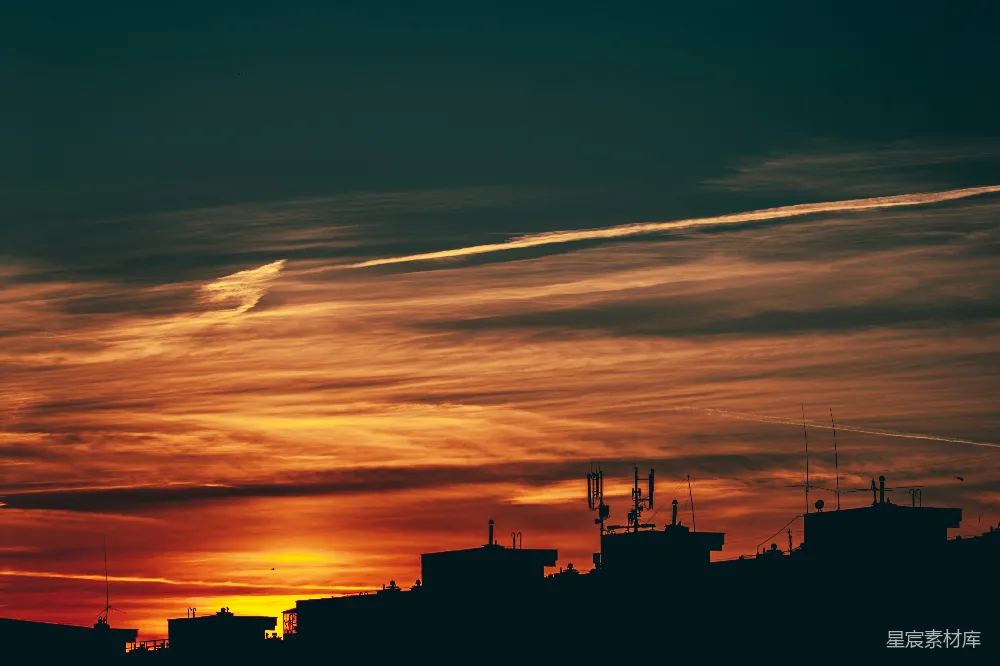 高清摄影  夕阳西下，映照着城市的天际线。