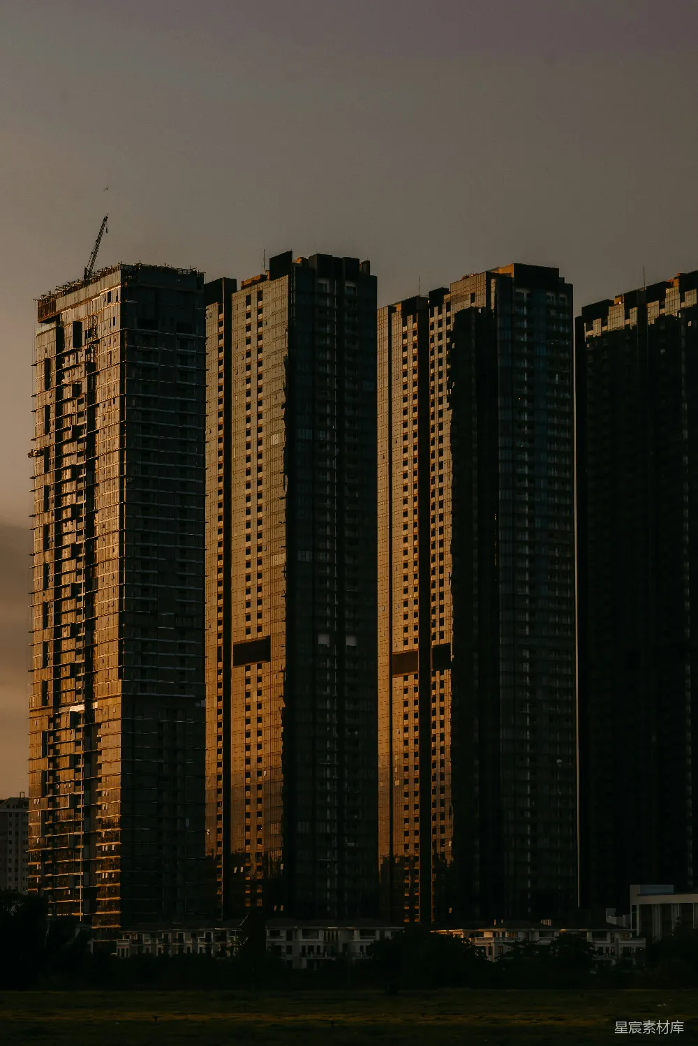 高清摄影  一排高耸的建筑物并排矗立。