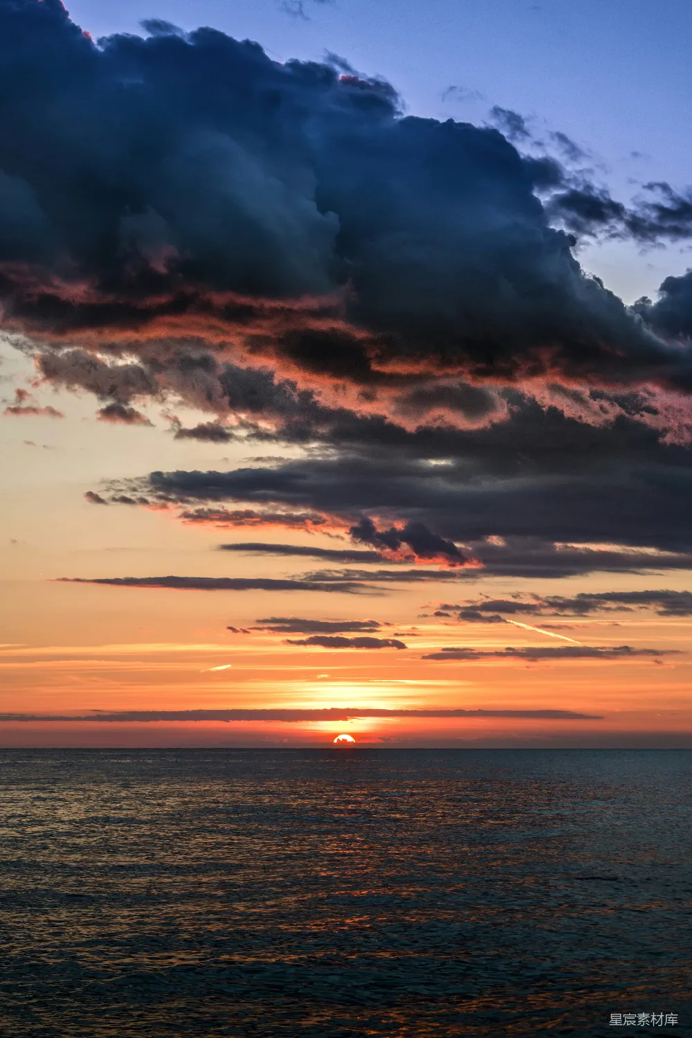 高清摄影 自然 夕阳在金色时刻海边落下
