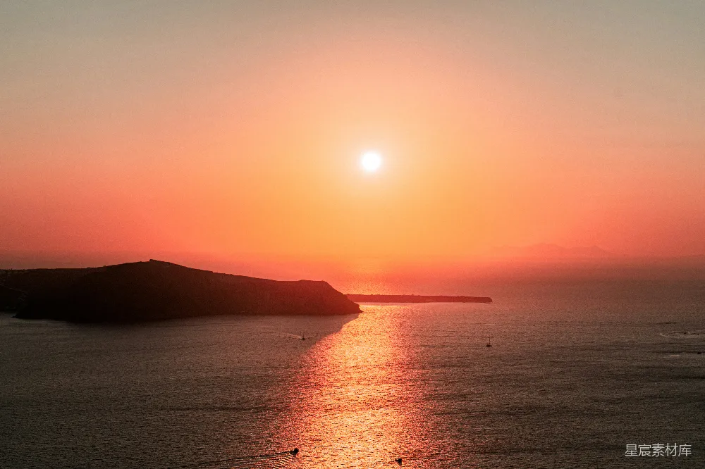 高清摄影 旅行 自然 壁纸 一片广阔的水域，背景是夕阳。