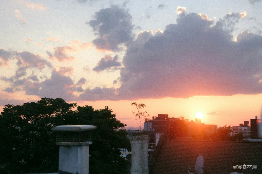 高清摄影  夕阳正在城市天际落下。