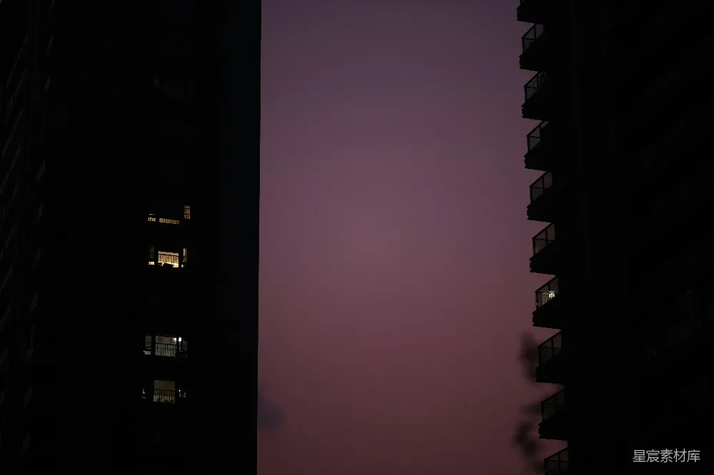 高清摄影  一座高大的建筑在粉红色的天空下