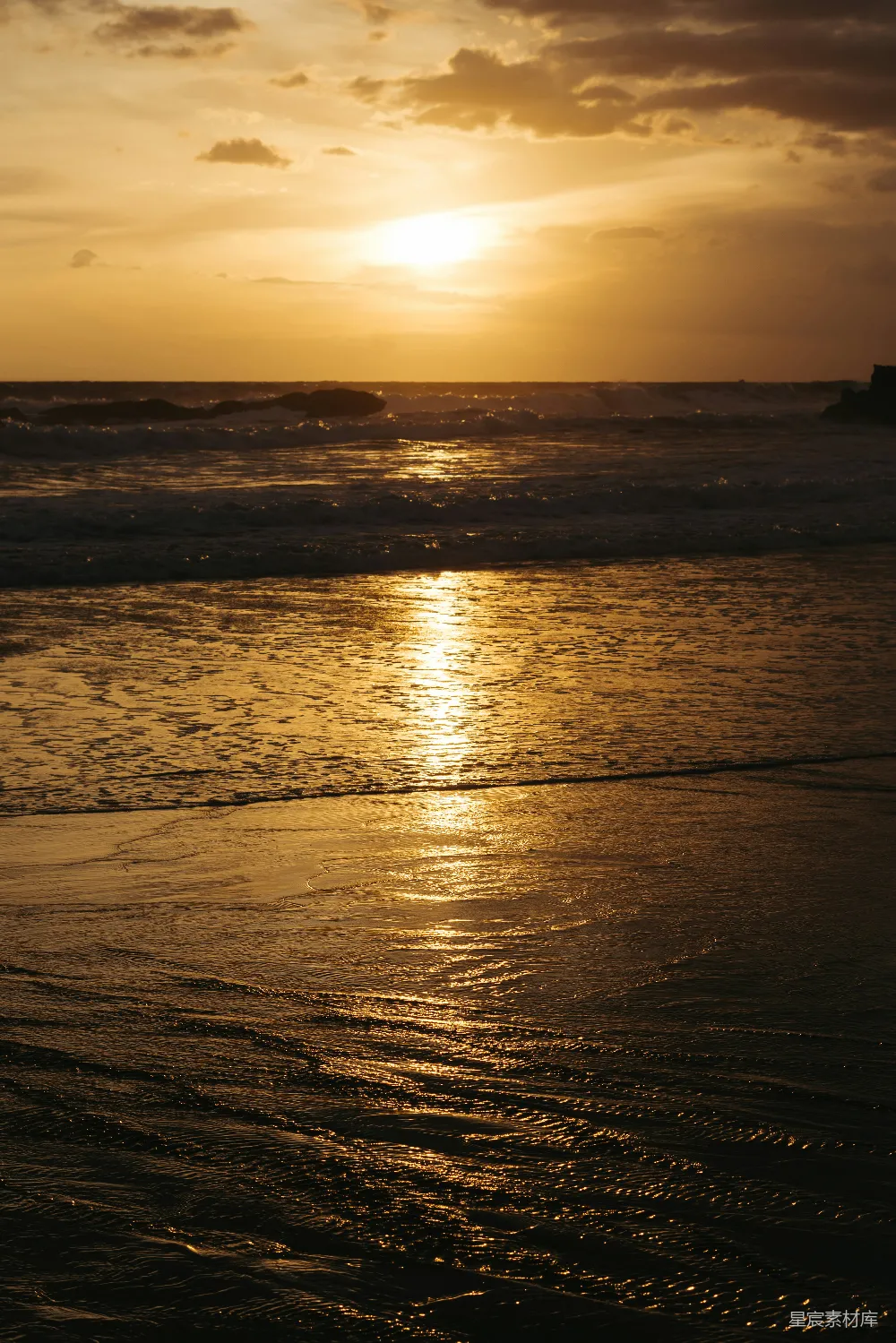 高清摄影 旅行 壁纸 自然 夕阳正缓缓落下，洒在海边的海面上。