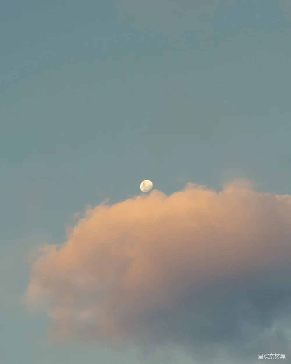 高清摄影  一架在空中飞行的飞机，远处可以看到月亮。