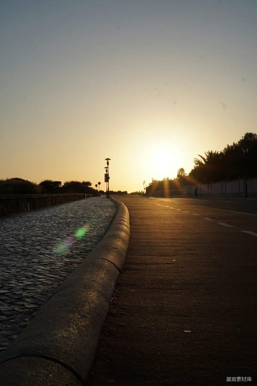 高清摄影  夕阳正照耀着水面落下。