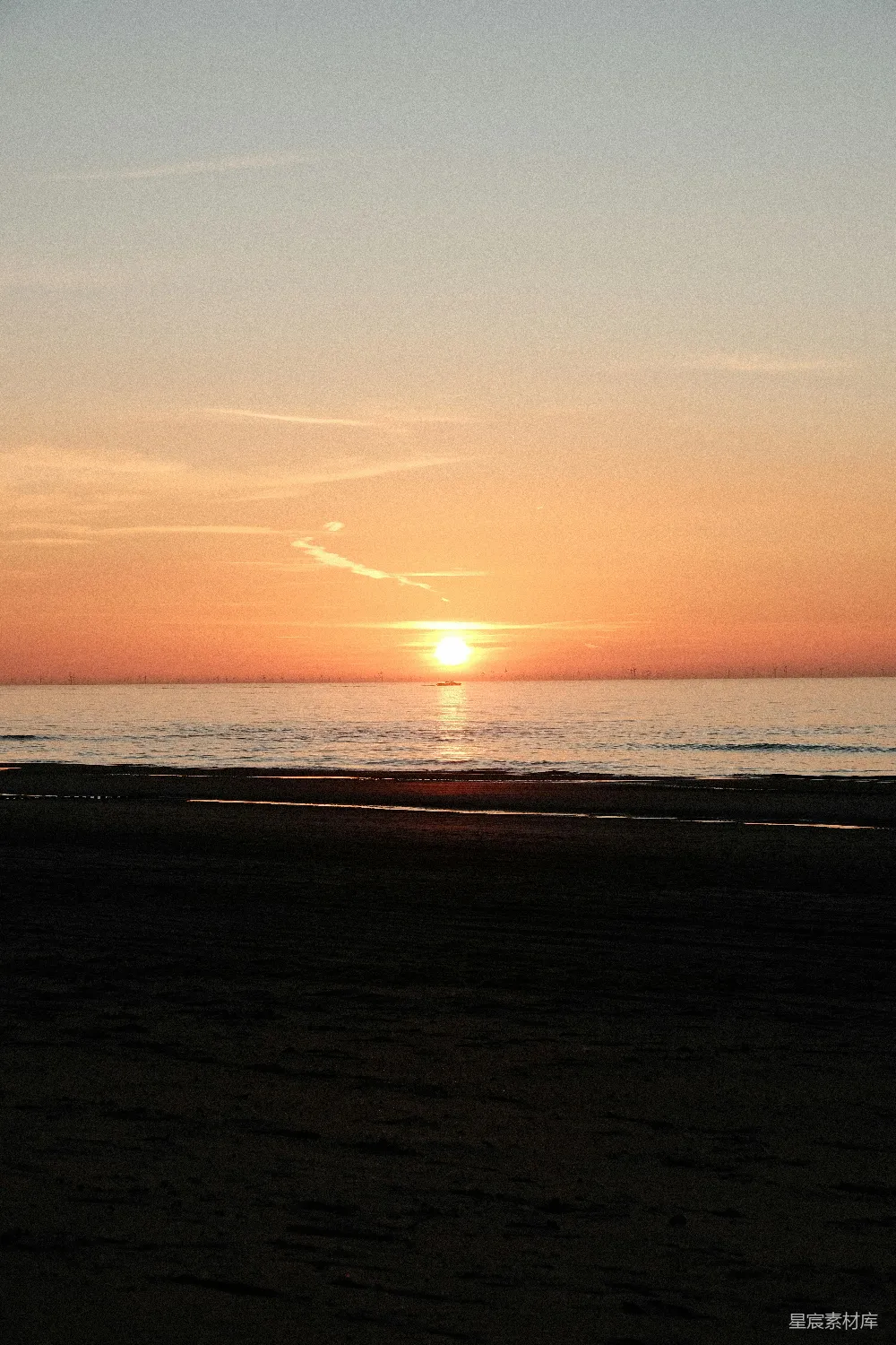 高清摄影 壁纸 夕阳正缓缓落下，洒在海滩上。