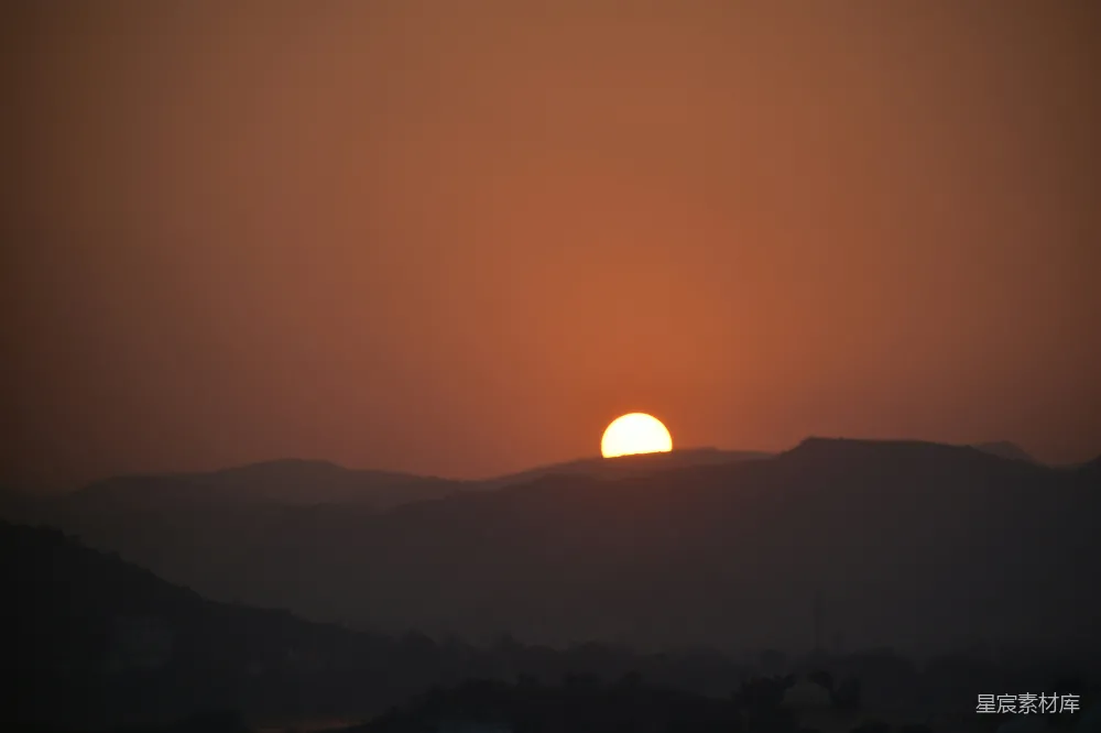 高清摄影  夕阳正挂在山脉之上