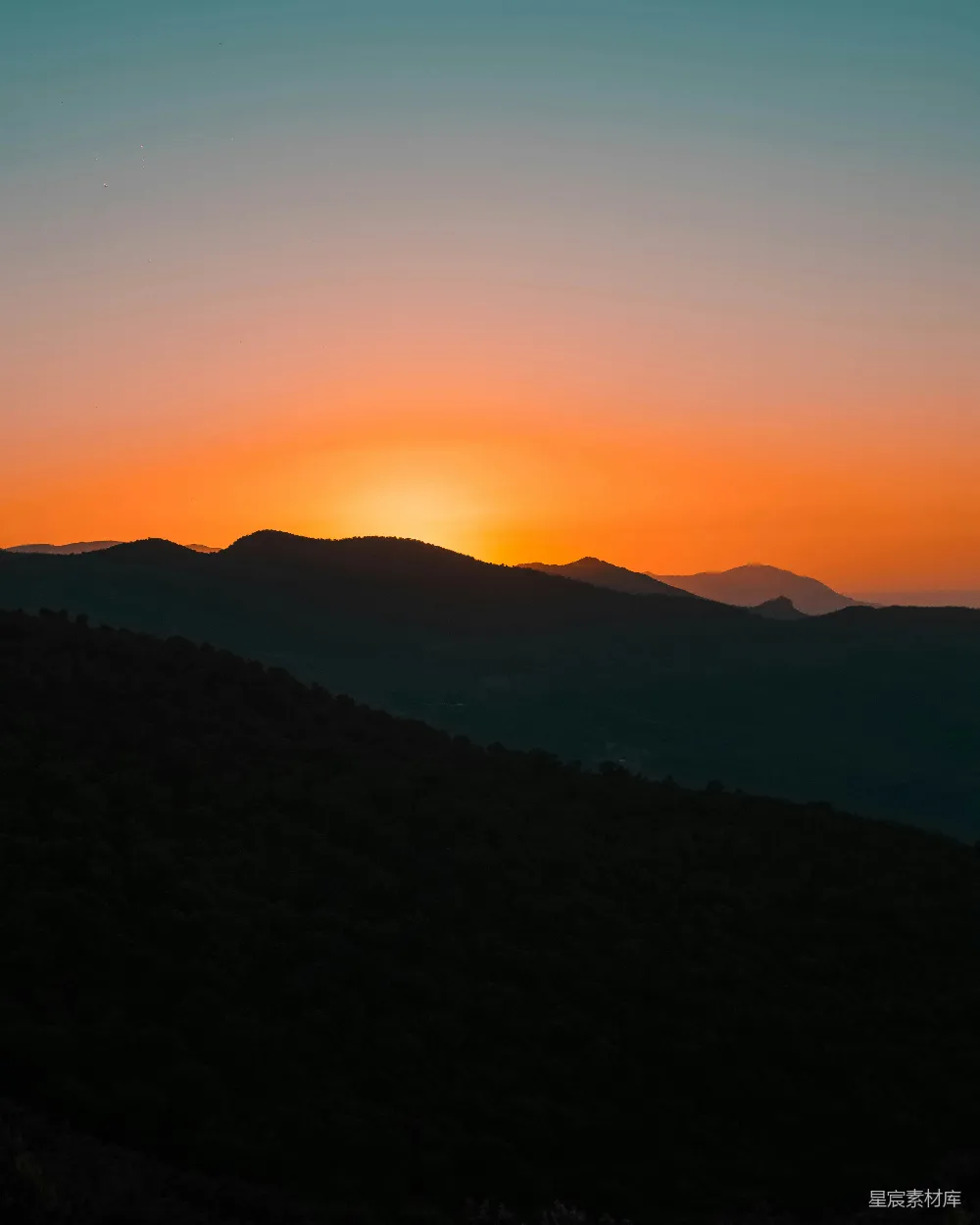 高清摄影 自然 夕阳下的山影