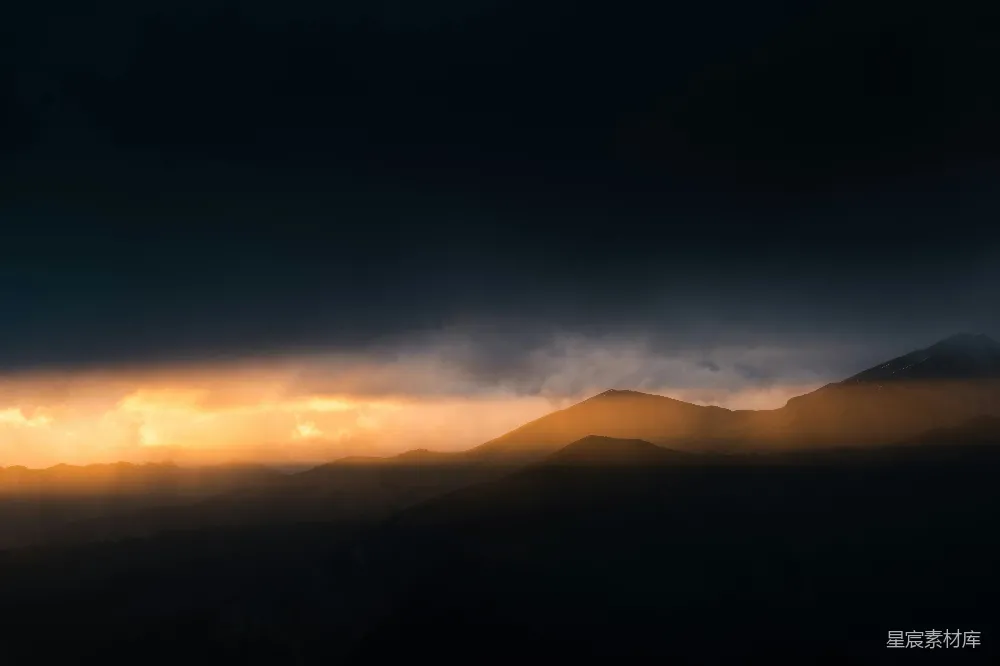 高清摄影 自然 太阳透过云层照耀在山上。