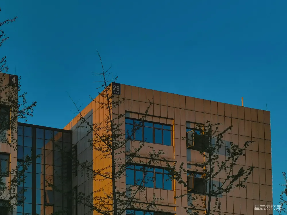 高清摄影  一座高大的建筑物，旁边有一个钟表。