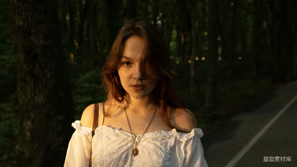 高清摄影  一个女人站在森林中央。
