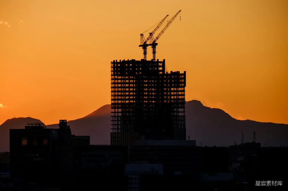 高清摄影  正在建设中的建筑物，背景是落日。