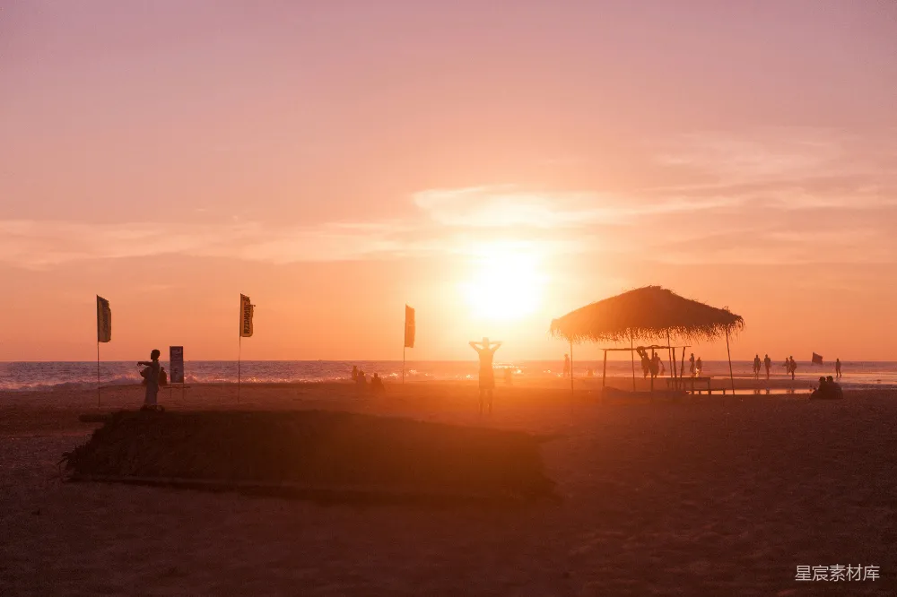 高清摄影  剪影中的海滨小屋在夕阳下靠近海边。
