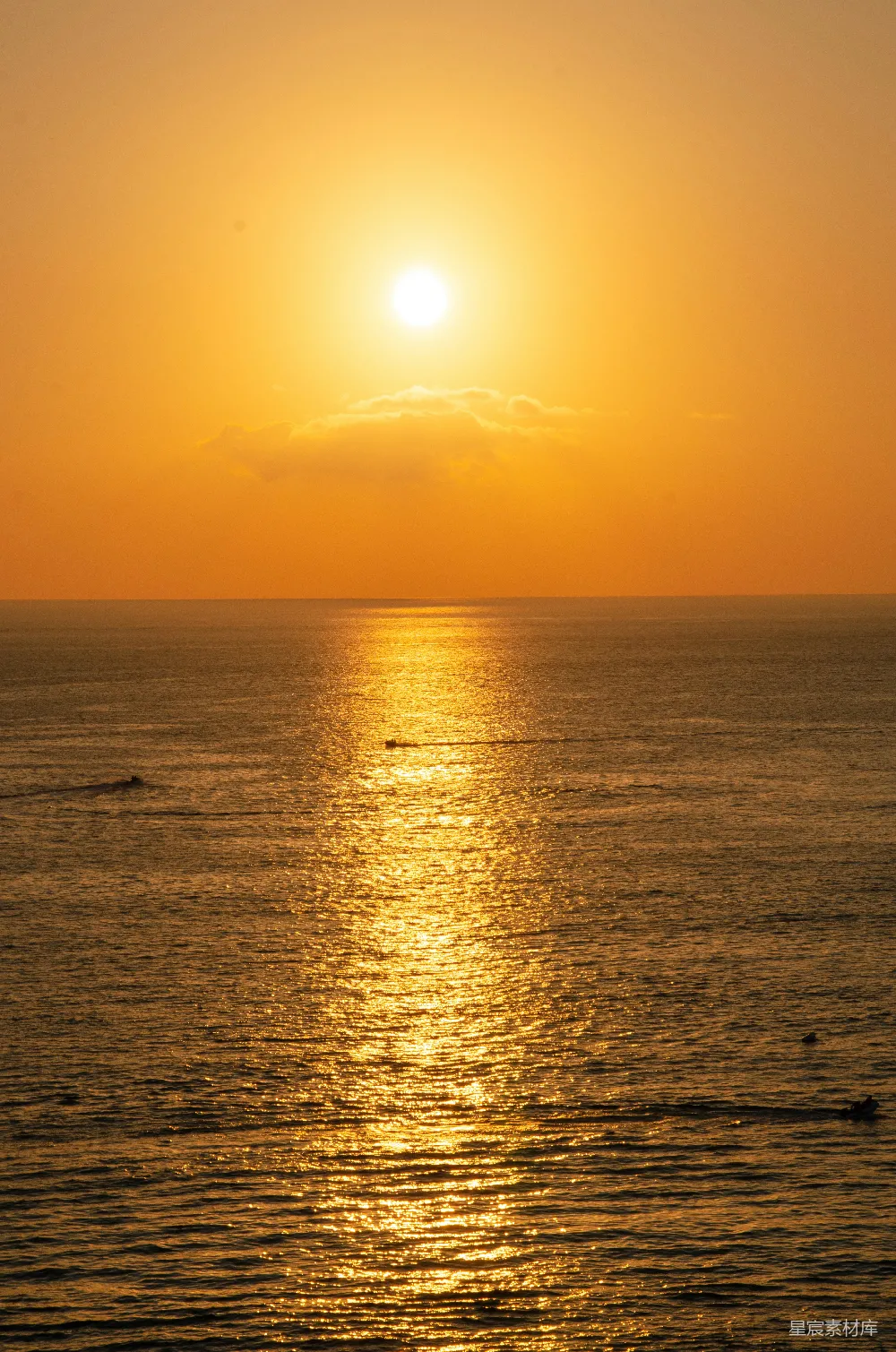 高清摄影  夕阳下的水面