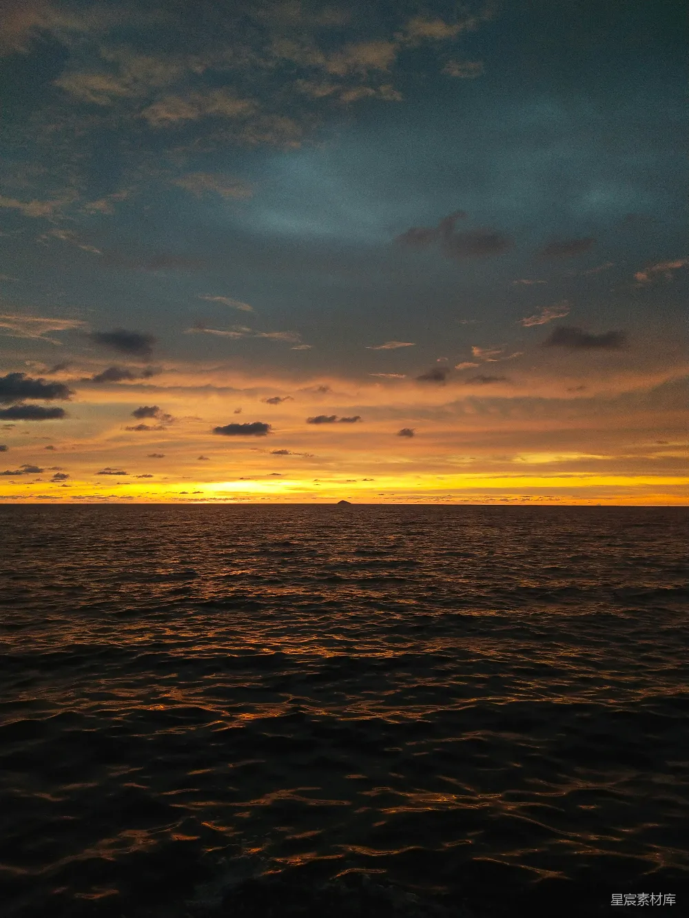 高清摄影  一片大型水域，背景中有日落景象。