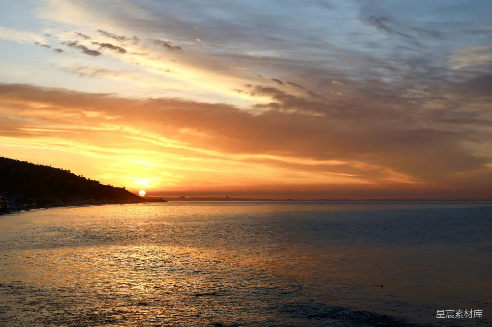 高清摄影 自然 夕阳正在水面上落下