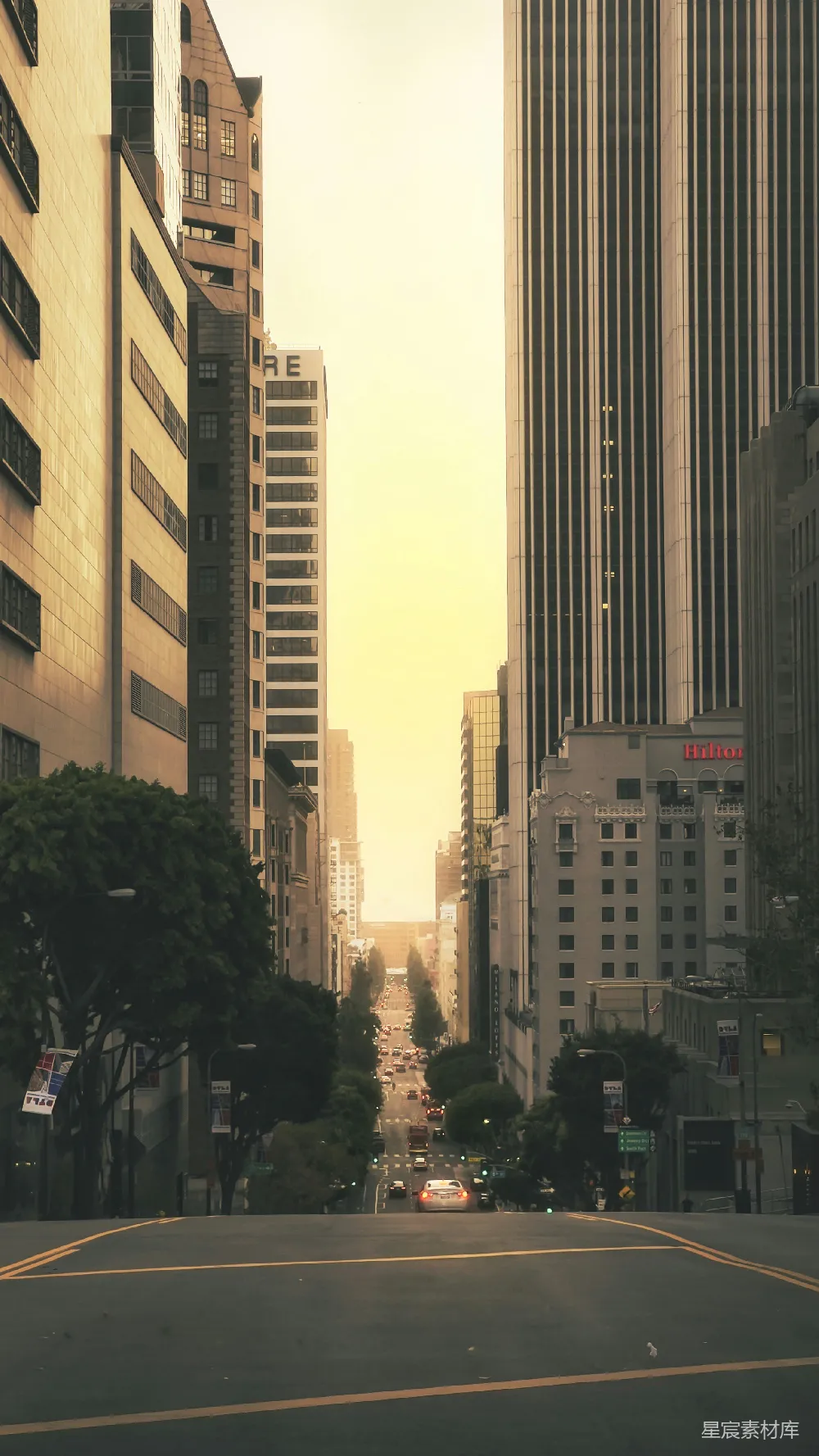 高清摄影  一座城市街道的景象，高楼林立。