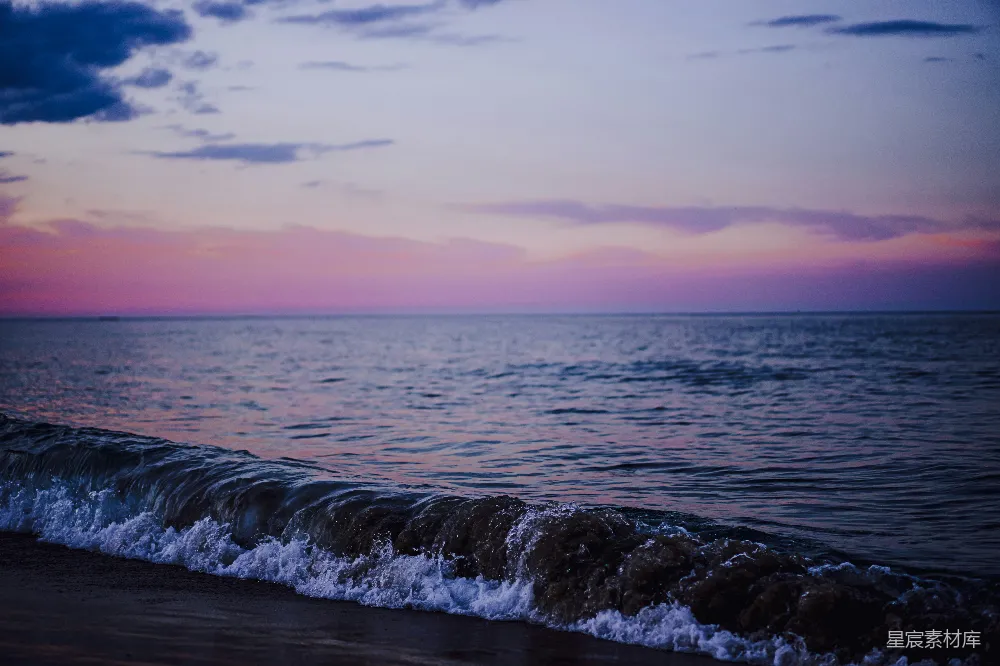 高清摄影  蓝天下的海浪白天场景