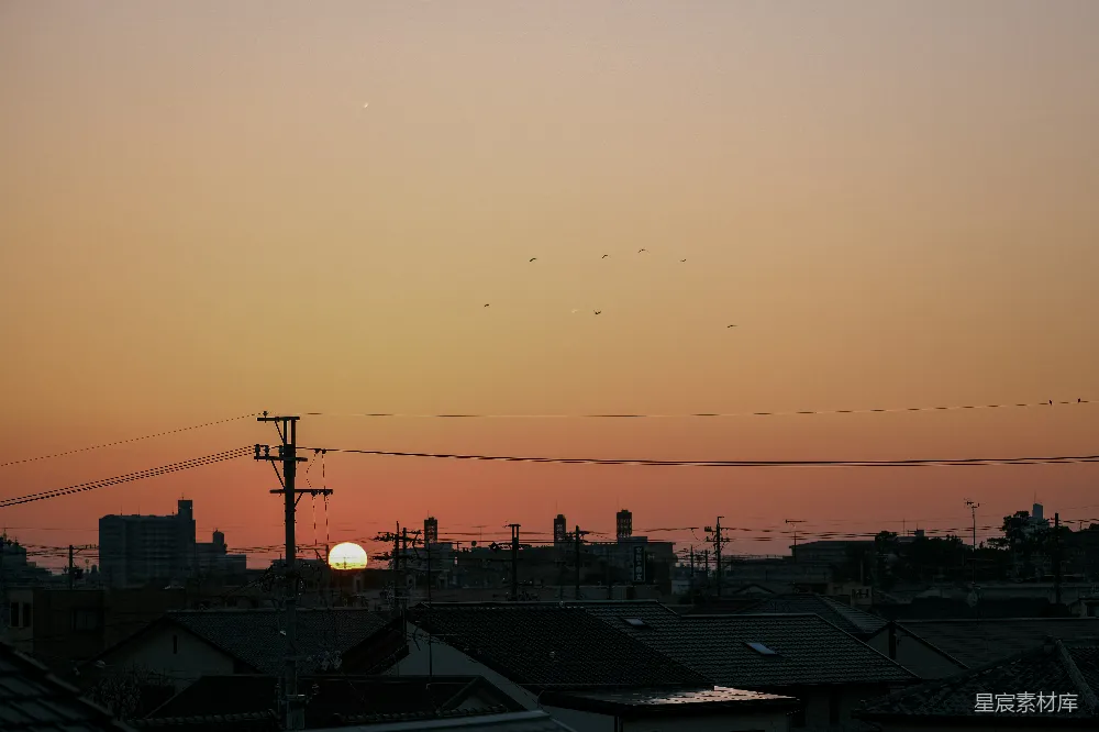 高清摄影  夕阳正在城市天际线落下。