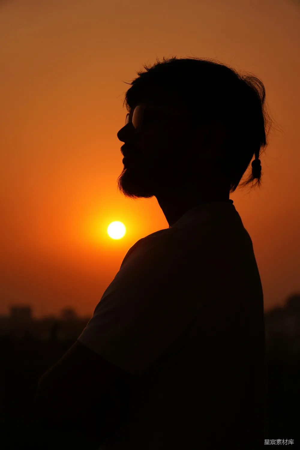 高清摄影 人物 实验性 一个人的剪影，背景是太阳。