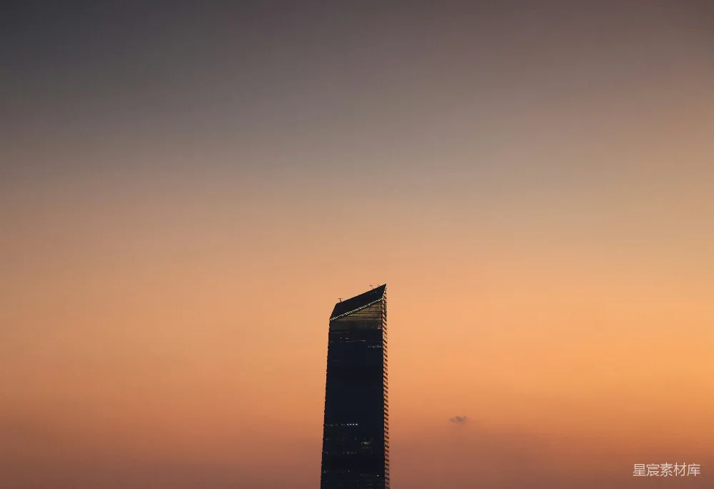 高清摄影  一座非常高的建筑物位于城市中央。