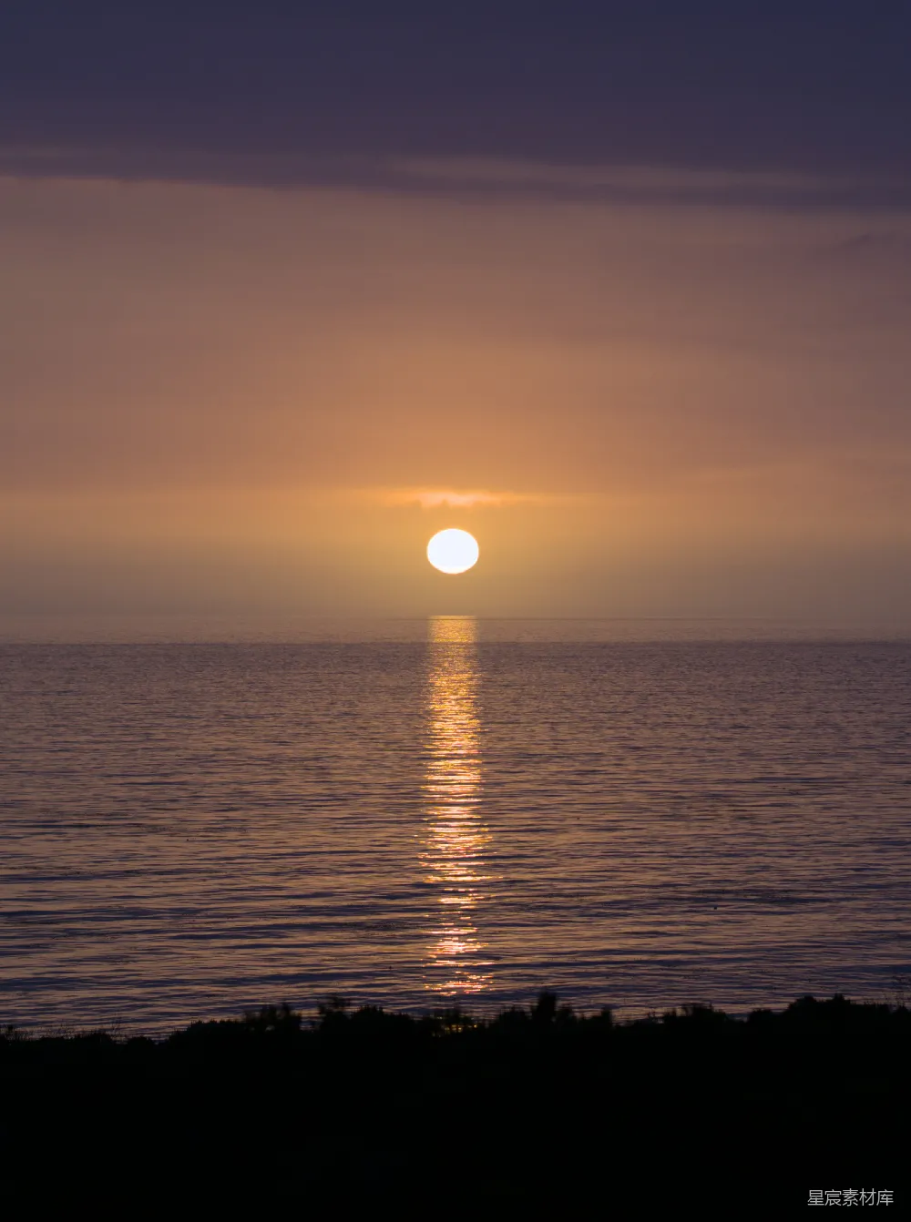 高清摄影  夕阳在平静的海面上落下。