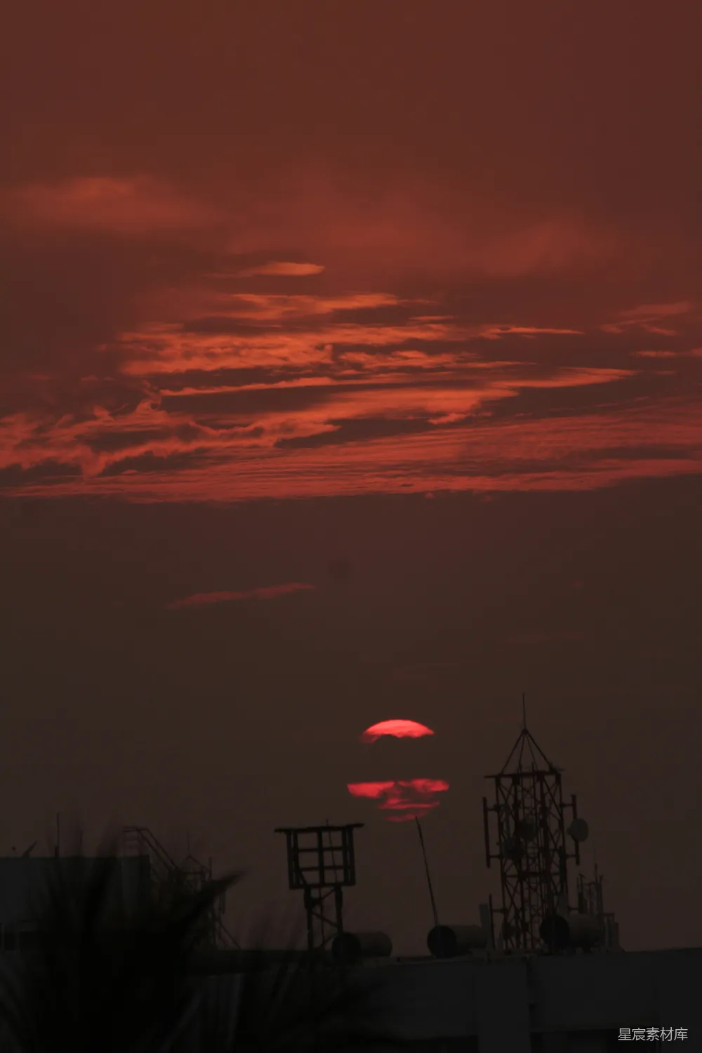 高清摄影  夕阳正映照着城市的天际线。