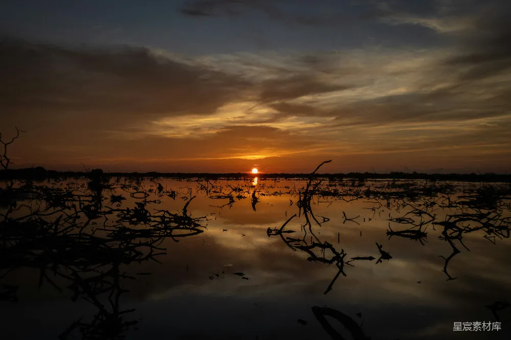 高清摄影  夕阳在远处的水面上落下。