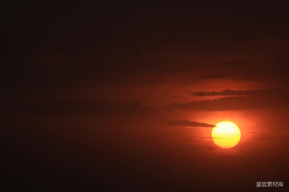 高清摄影  夕阳西下，云层中落下