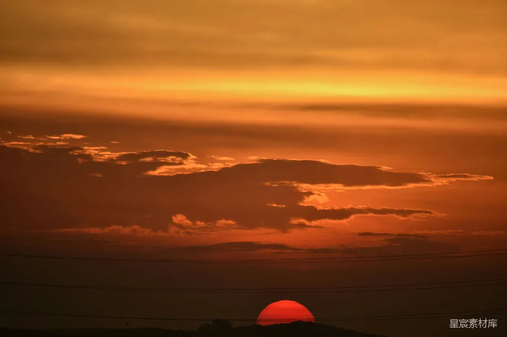 高清摄影  一个红色的帐篷在夕阳前。