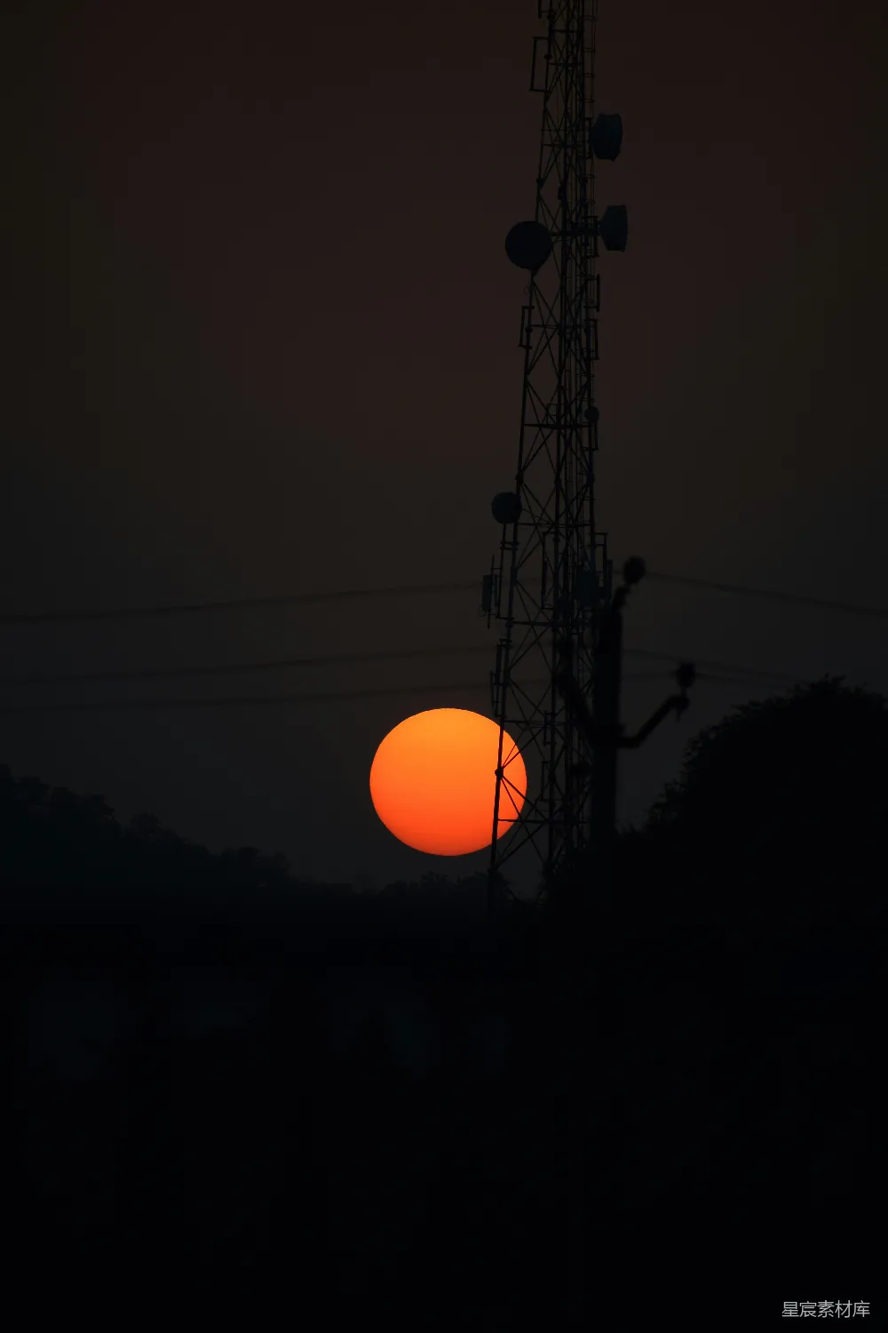 高清摄影  夕阳下电杆的剪影