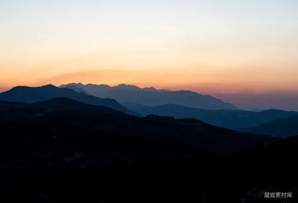 高清摄影  夕阳正在群山之上落下。