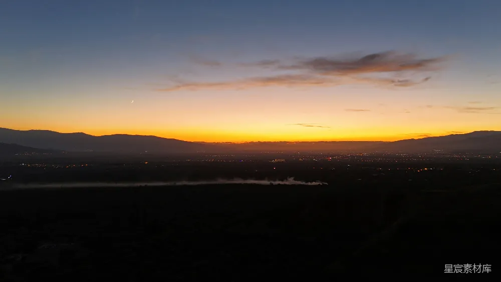 高清摄影  夕阳正在远处的山脉上落下。