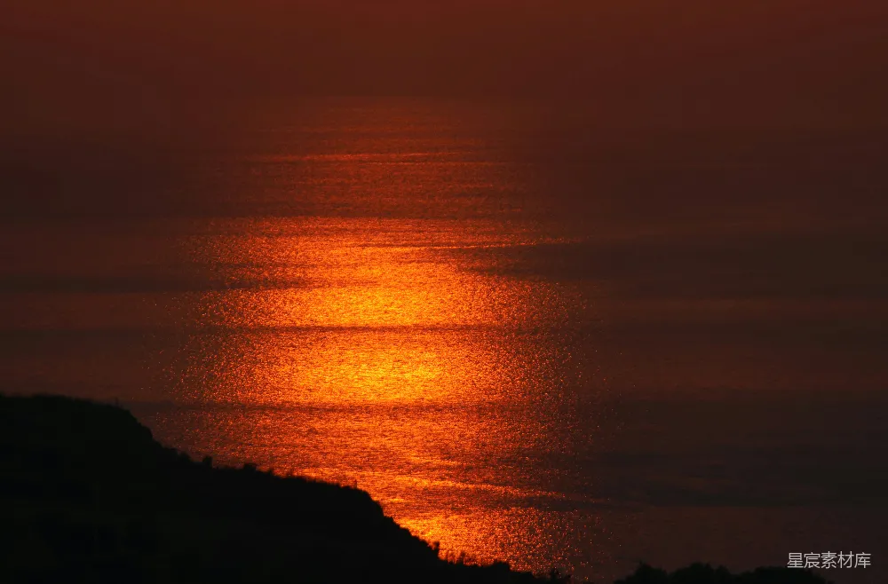 高清摄影  夕阳正挂在水面上方。