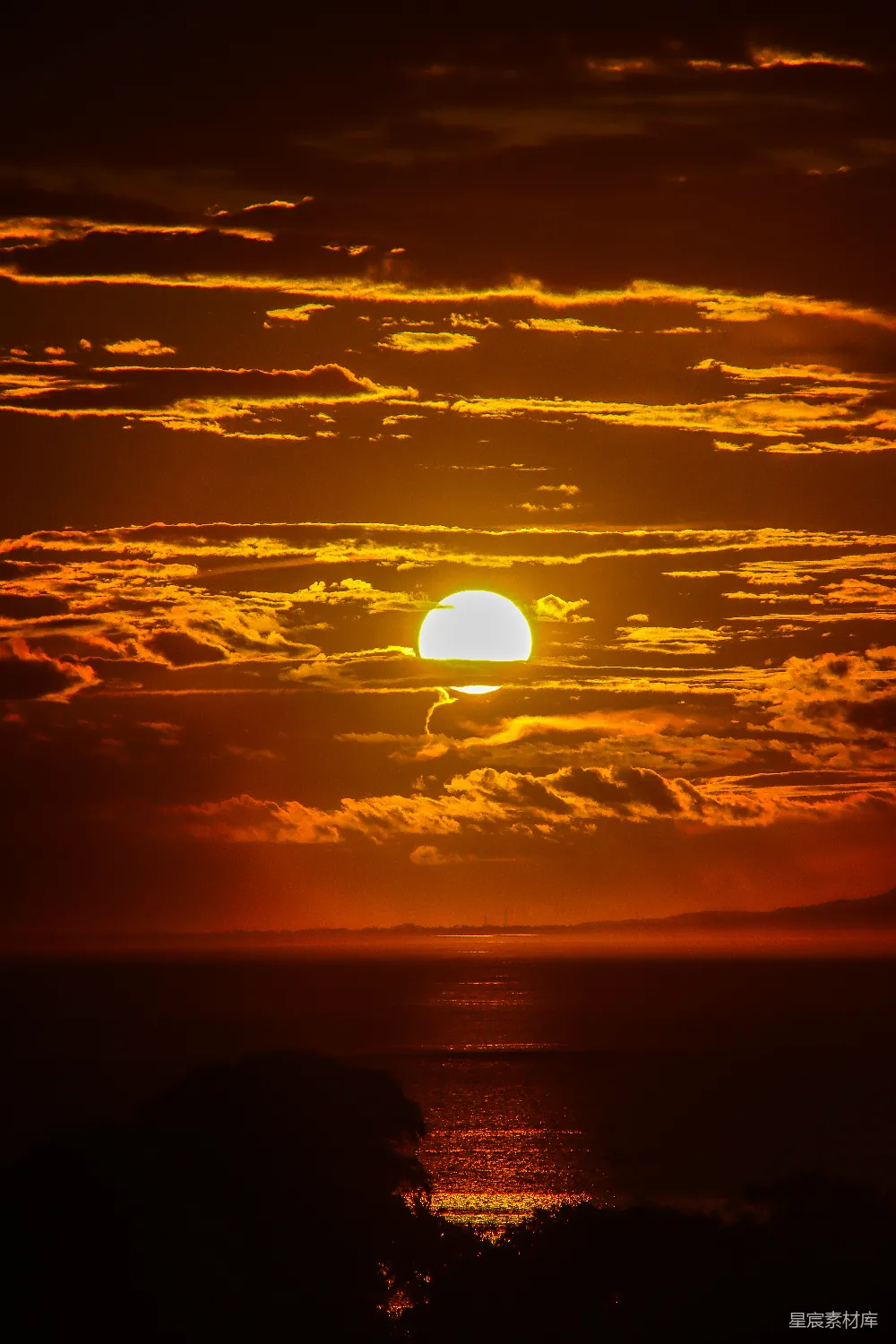 高清摄影  夕阳映照在水面上的景象