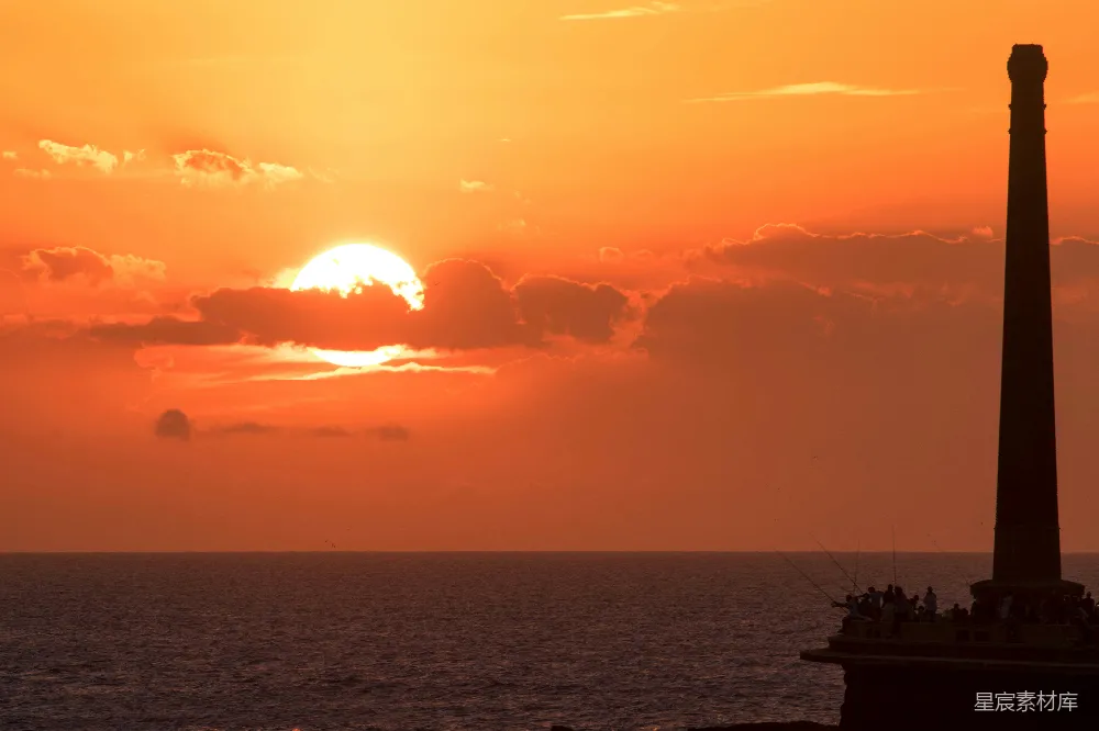 高清摄影  夕阳下海上的船影
