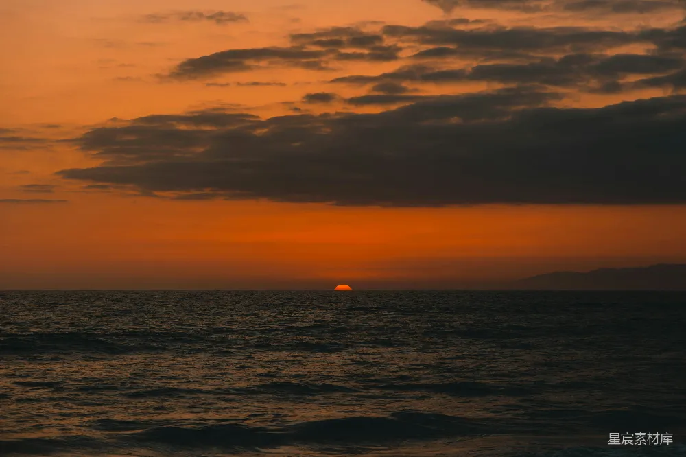 高清摄影 旅行 夕阳西下，海面上有一艘船在远处。