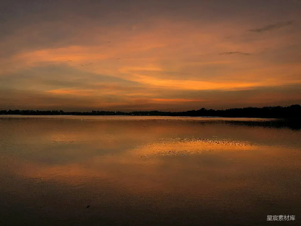 高清摄影  夕阳在平静的水面上映照得非常美丽。