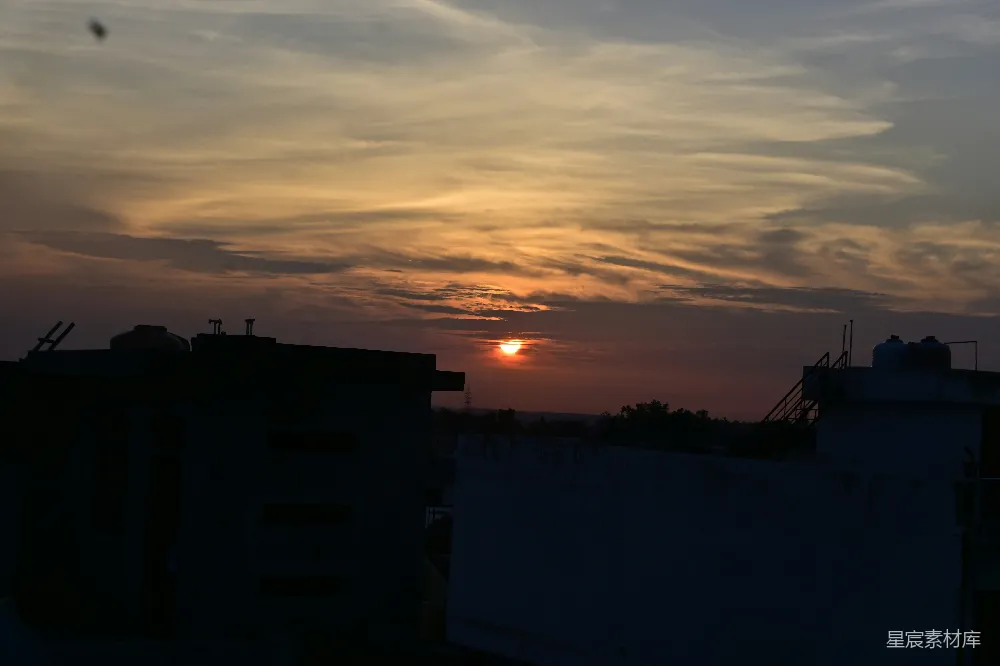 高清摄影  夕阳正在一些建筑物上方落下。
