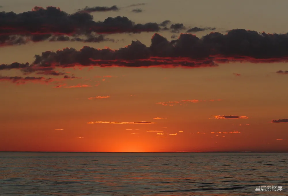 高清摄影  夕阳映照在水面上的景象